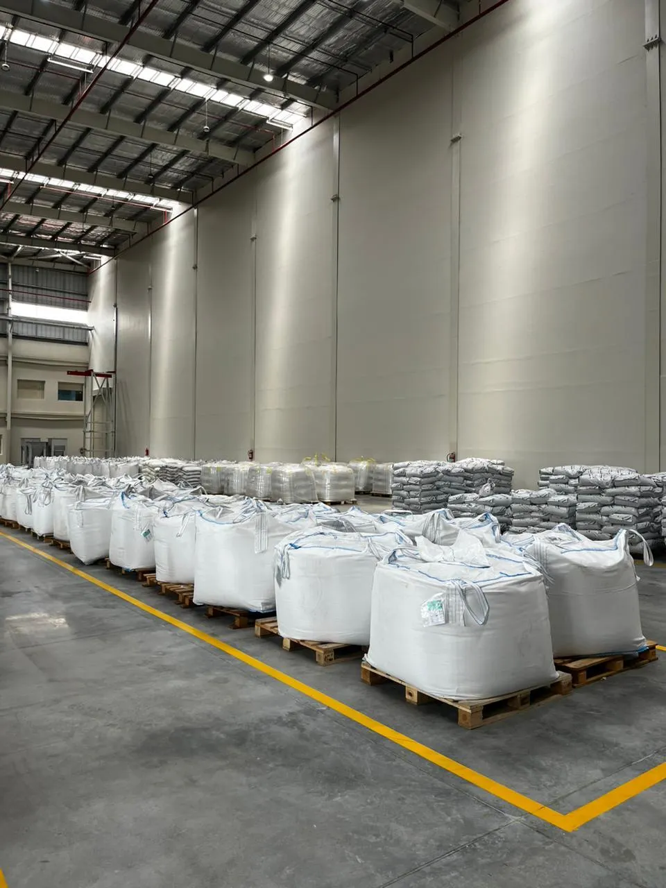 Bulk bags on pallets in the Kuibyshev Azot finished-goods store
