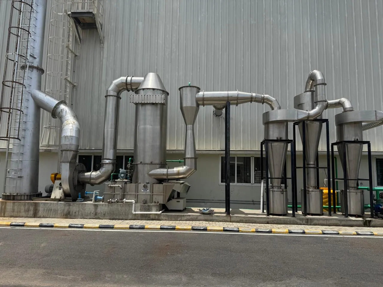 Process extraction ductwork and cyclones along the Kuibyshev Azot plant elevation